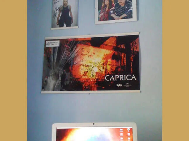 Il poster di Caprica stampato e attaccato nella mia vecchia camera