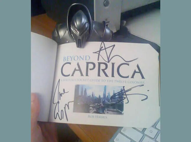 Libro sulle 12 colonie autografato dal cast di Caprica